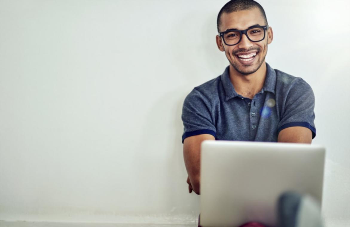 Moderne Lernumgebung mit Zugriff auf Live-Sessions und Materialien über verschiedene Geräte